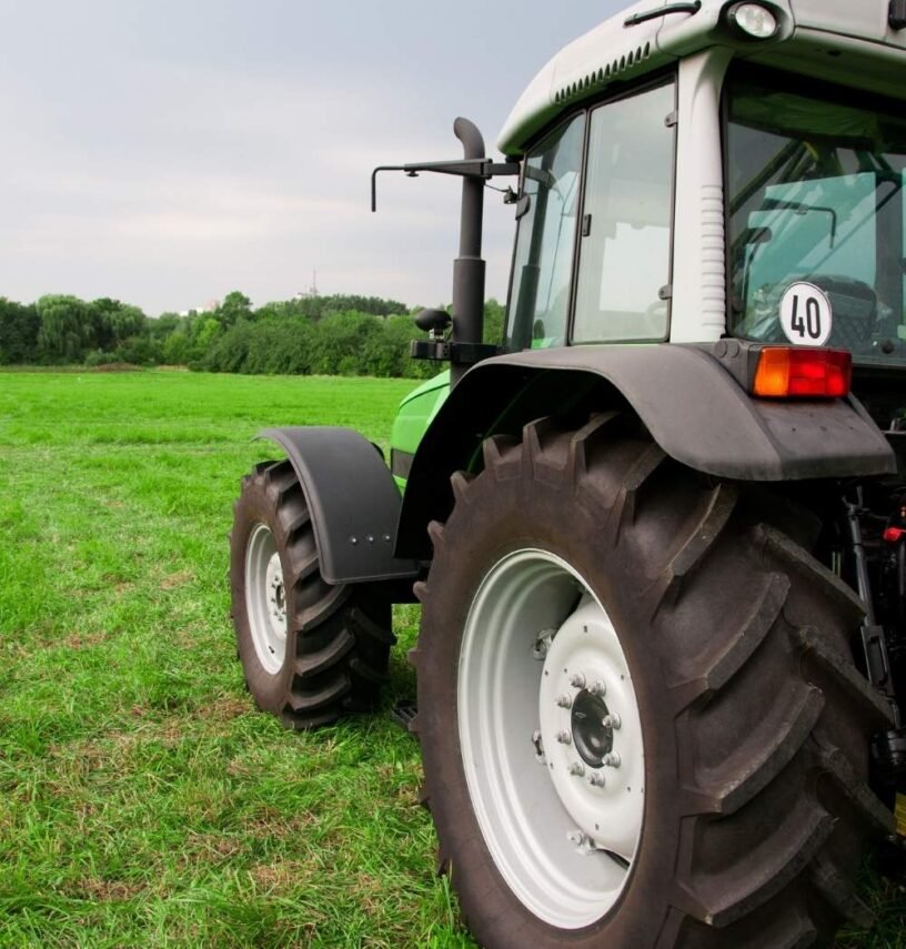 tarım arazisinde çalışan modern traktör - Ruby Agro tarım ilaçları ve gübre kullanımı